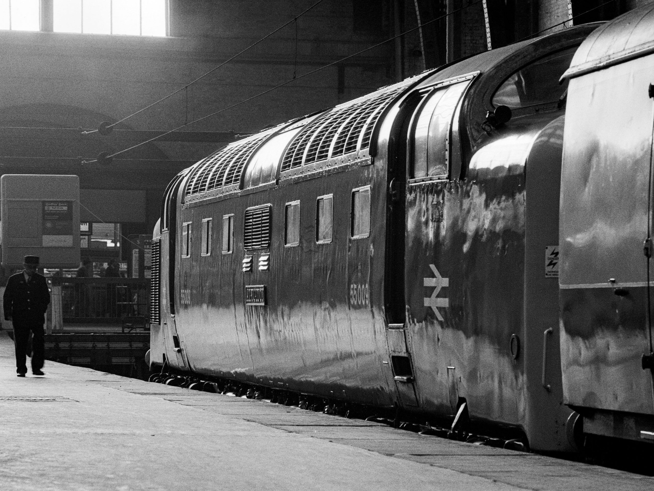 Class 55 Deltic 55009 ‘Alycidon’ at King’s Cross